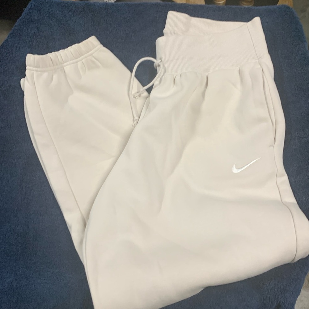 Nike - Picture 1 of 5